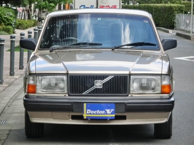 ボルボ ２４０セダン Ｄ車 右Ｈ 【ｃｌａｓｓｉｃ】限定車 ＶＯＬＶＯ