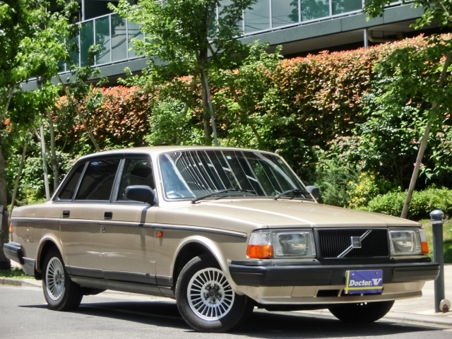 ボルボ ２４０セダン Ｄ車 右Ｈ 【ｃｌａｓｓｉｃ】限定車 ＶＯＬＶＯ